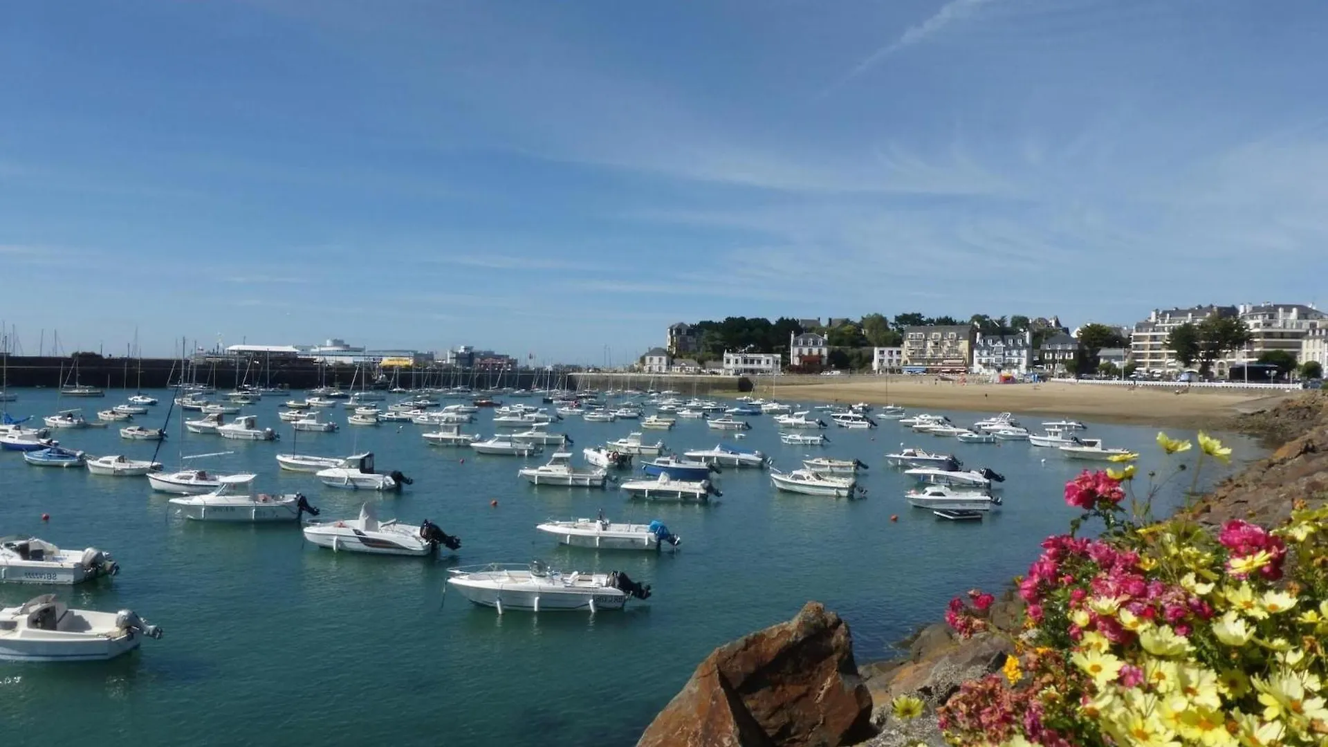 Dom wakacyjny Comfortable Semi-Detached House With Terrace Saint-Quay-Portrieux Francja